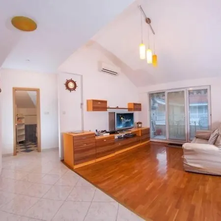Apartment *newly Listed* Spacious 80m2 Apt *great Location* Makarska